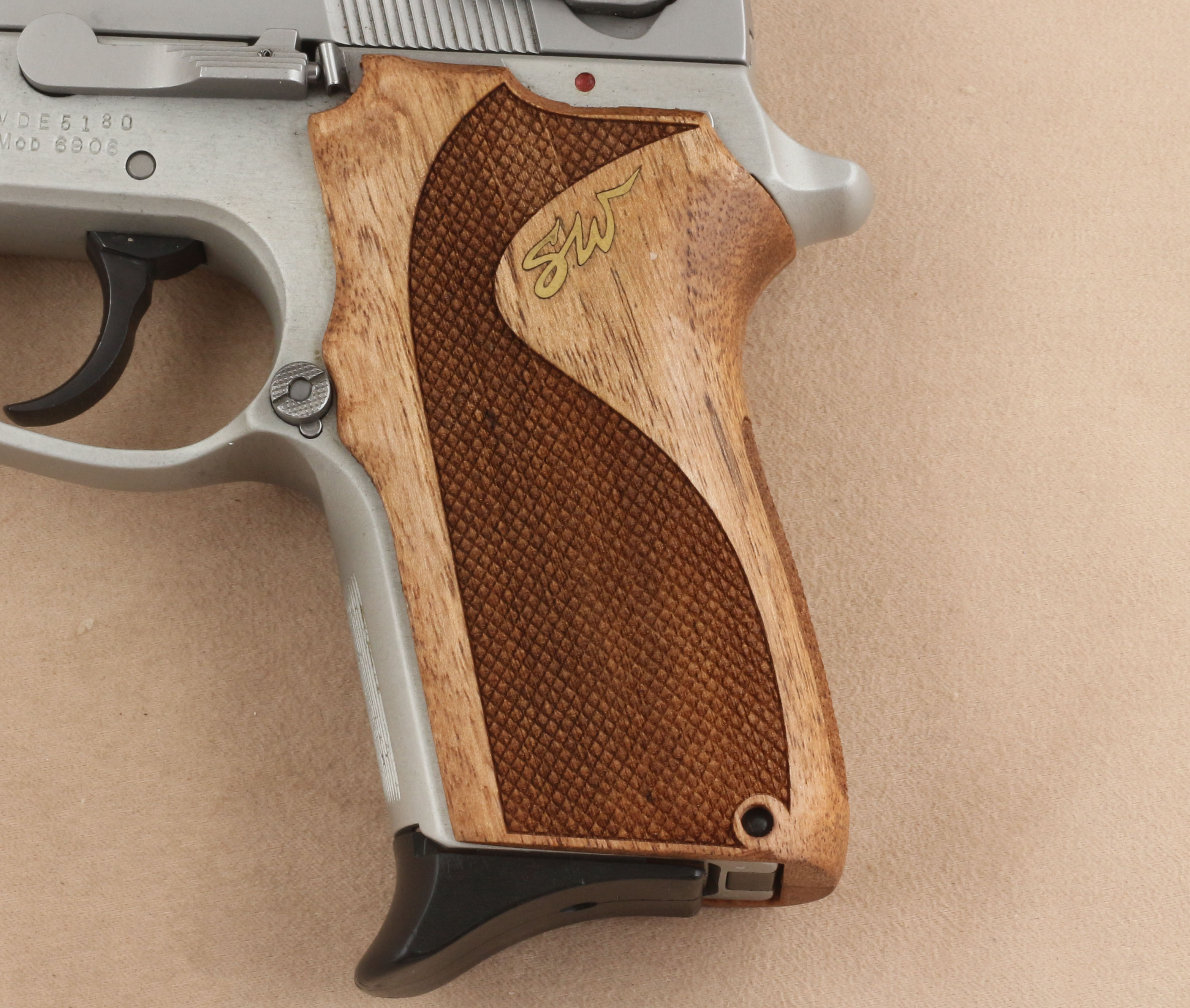 Smith Wesson 6906 Ceviz Ağacı Pirinç Logo 