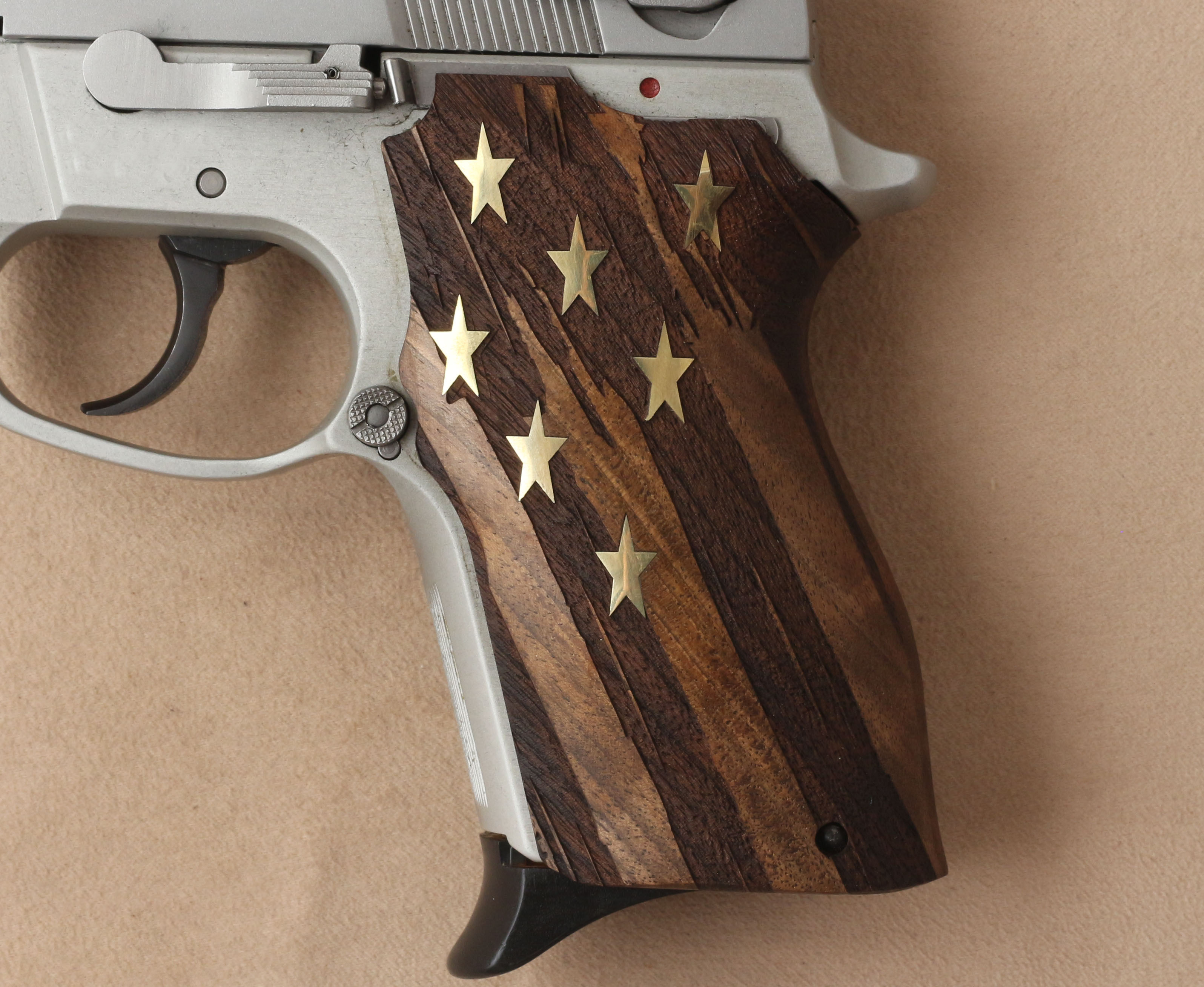 Smith Wesson 6906 Ceviz Ağacı Pirinç Logo 