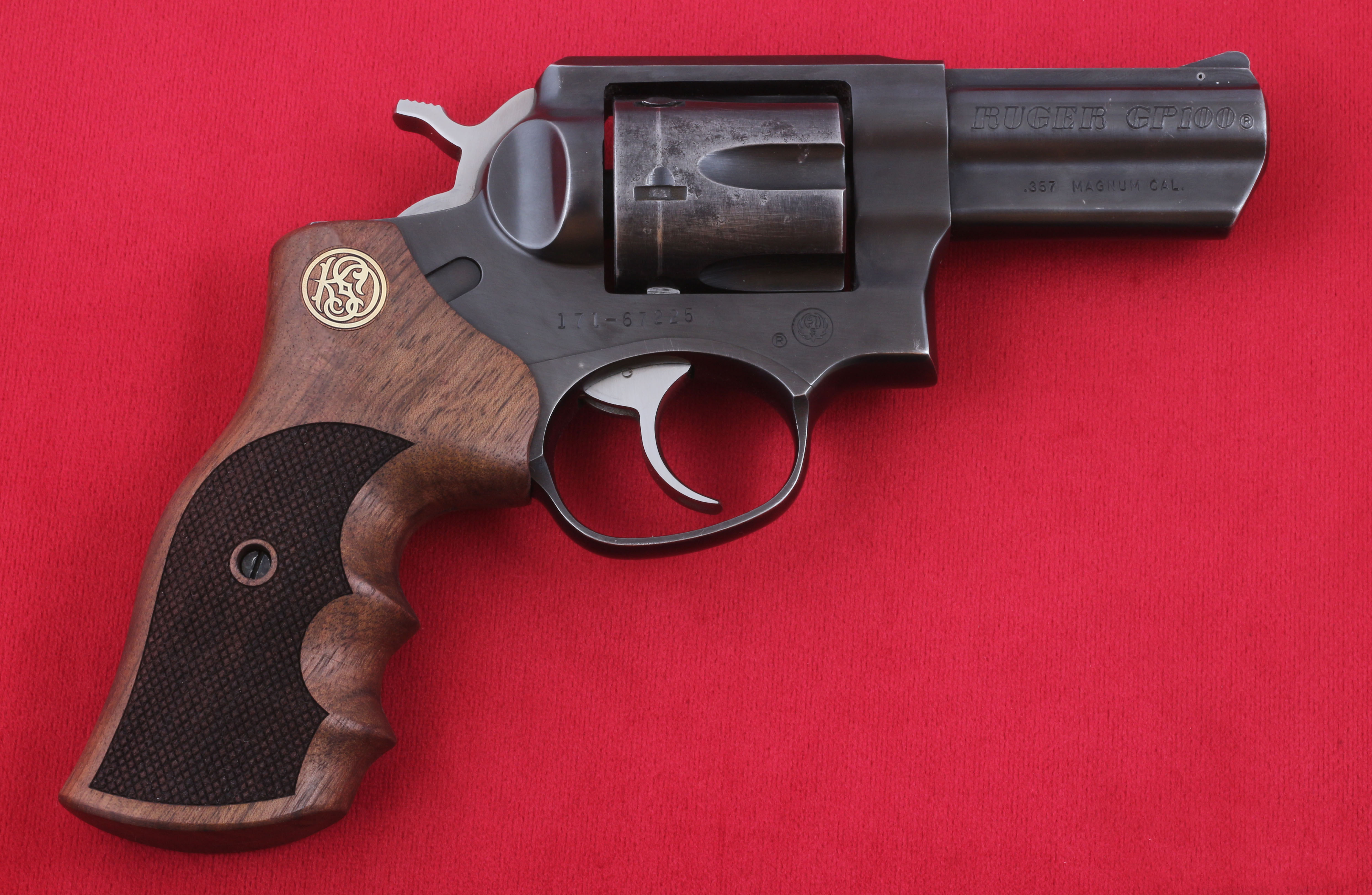 Ruger GP100 Ceviz Ağacı Pirinç Logo 
