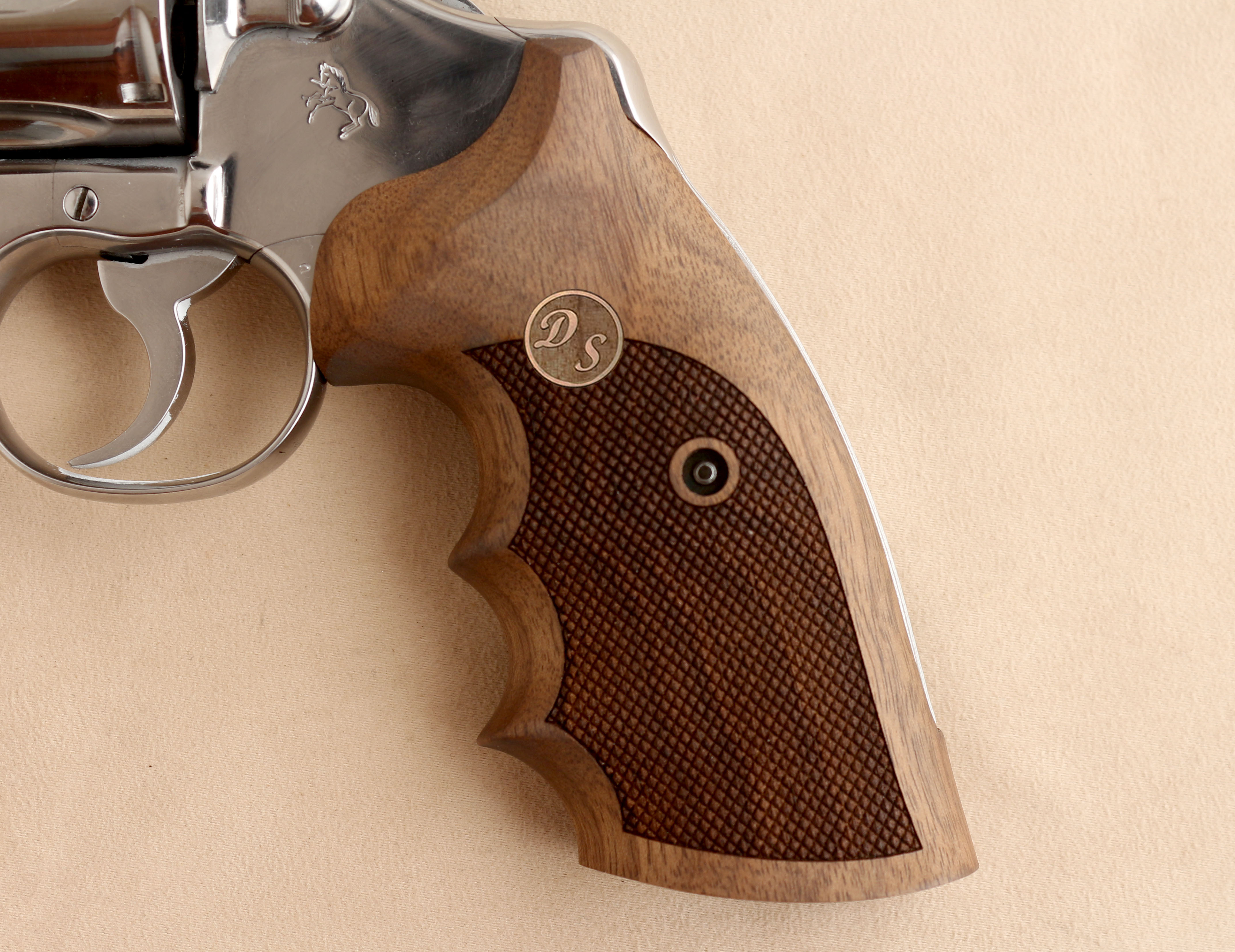 Colt Python (Pre 2020) Ceviz Ağacı Pirinç Logo 