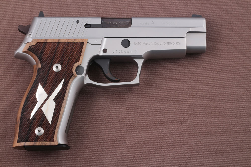 Sig Sauer P226 / P226 SL / P226 Sport / P226 Sport II / P226 Sport II SL / P226 Sport II SL PPC Ceviz Ağacı Gümüş Logo (Büyük) 