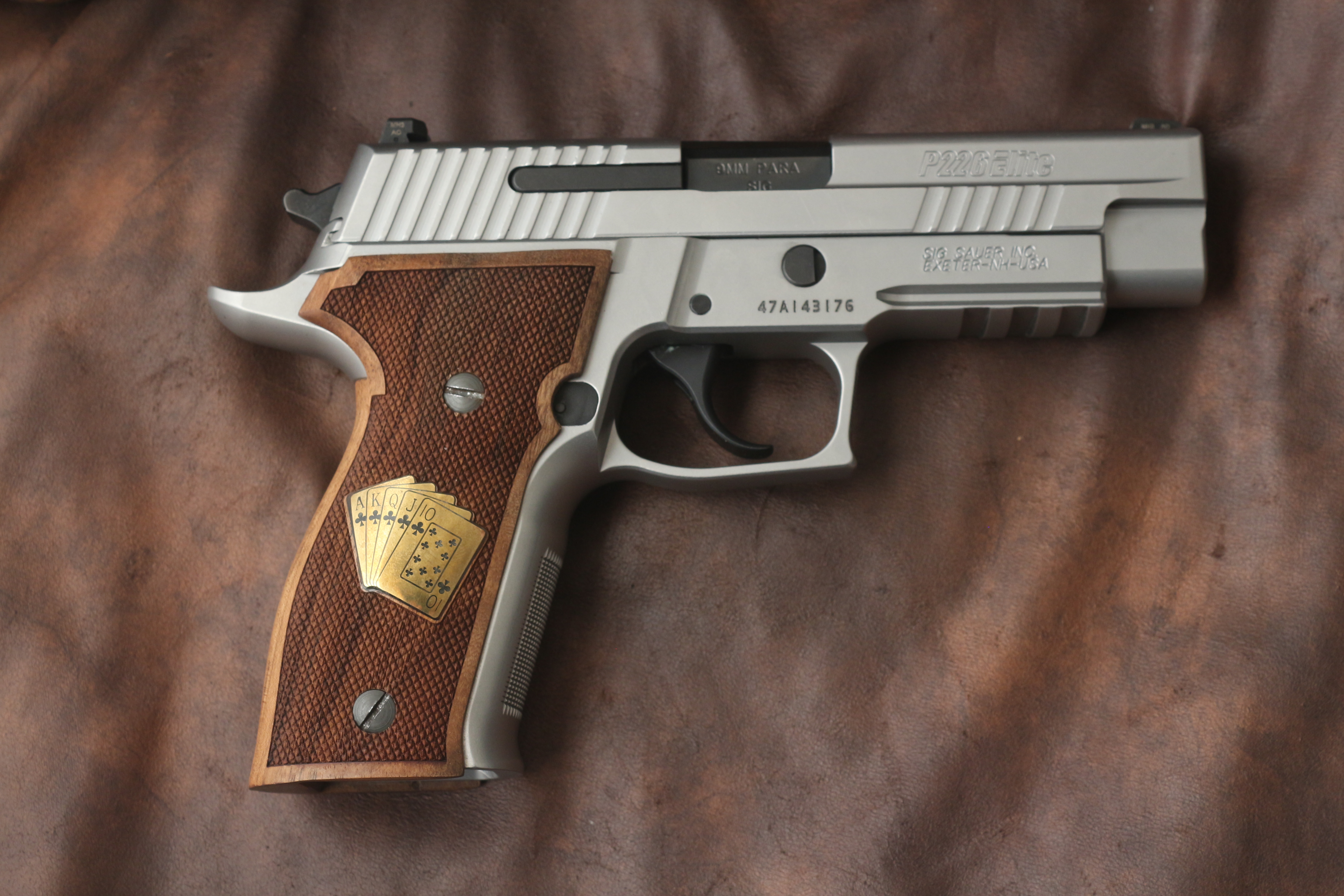 Sig Sauer P226 / P226 SL / P226 Sport / P226 Sport II / P226 Sport II SL / P226 Sport II SL PPC Ceviz Ağacı Pirinç + Mine Logo 